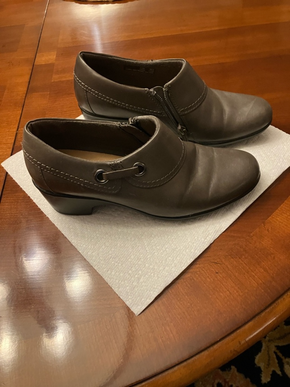 CLARK’S. Dark Green Leather With Side Zipper Shoe. Size 7.5. VERY NICE! - Picture 2 of 14
